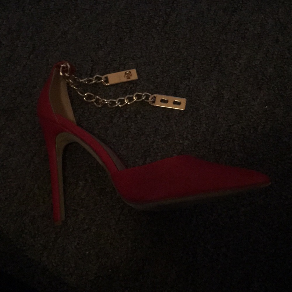Red Pointed Gold Chain Heels - Picture 3 of 6